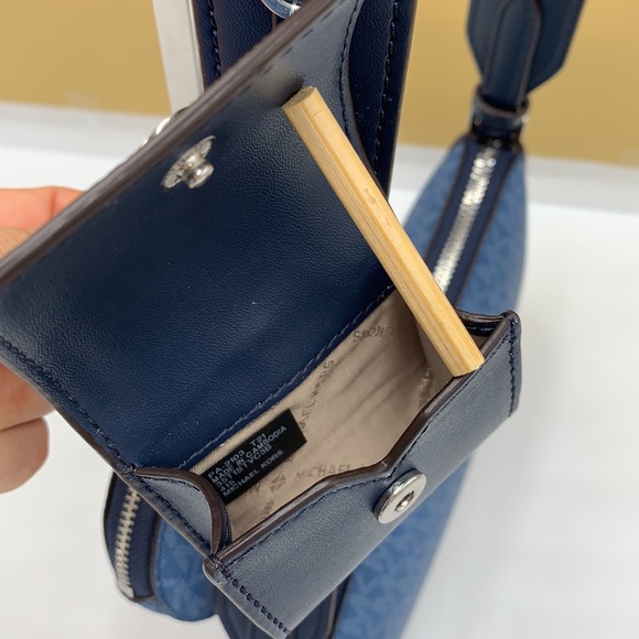 Michael Kors Jet Set Travel Crossbody w Tech Attch - Picture 10 of 16